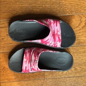 OOFOS Pink and Black Sandals Comfortable Slip-On